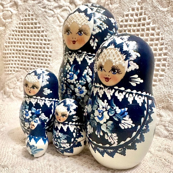 Matryoshka  Russian Nesting Wooden Doll 5 Piece🤚🏽Painted🔵⚪️Signed 6.5 in - Picture 5 of 15